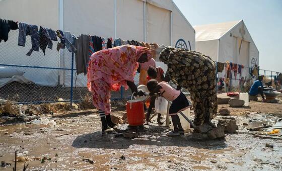 Anna et ses enfants vont chercher de l'eau au camp d'Abu al Naja.